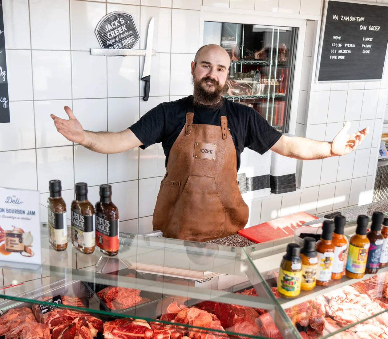 Józef Maciński za ladą Jatka Butchery