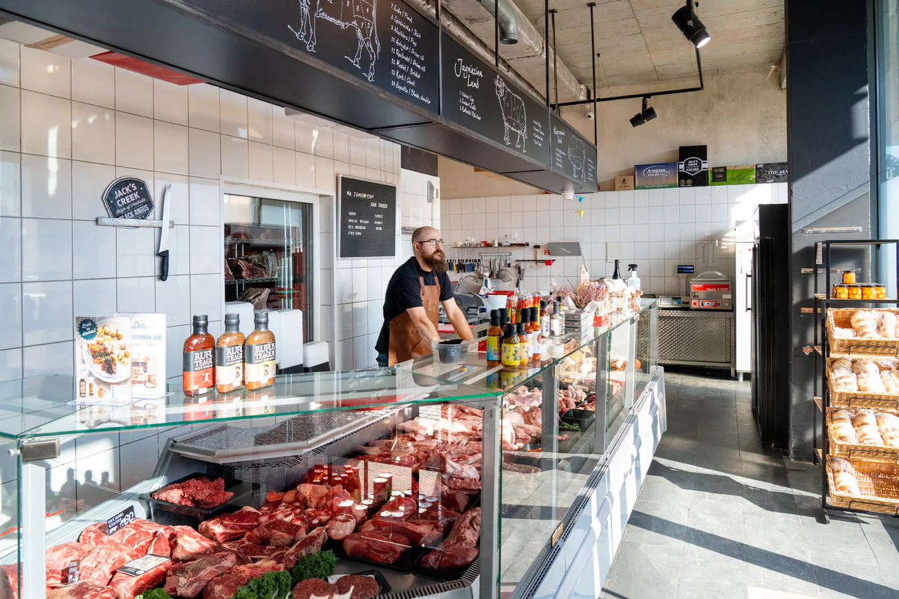 Józef za ladą w sklepie Jatka Butchery